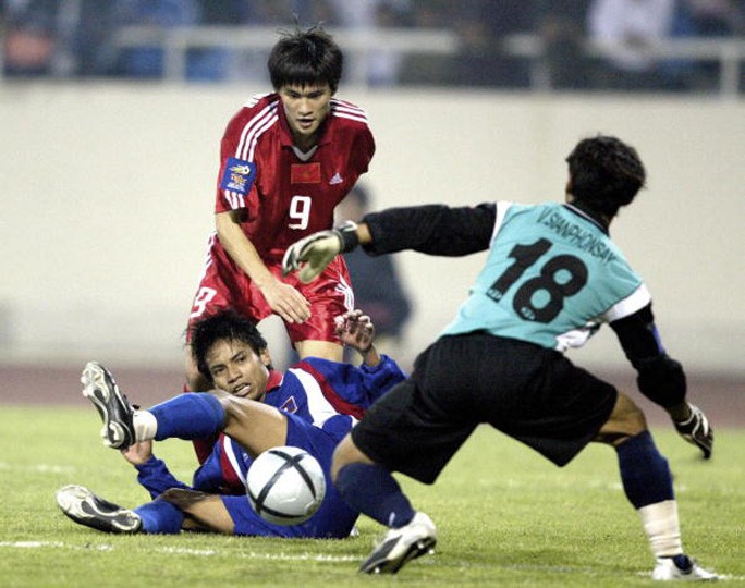 Công Vinh trong chiến thắng 3-0 trước Lào ở vòng bảng Tiger Cup 2004.